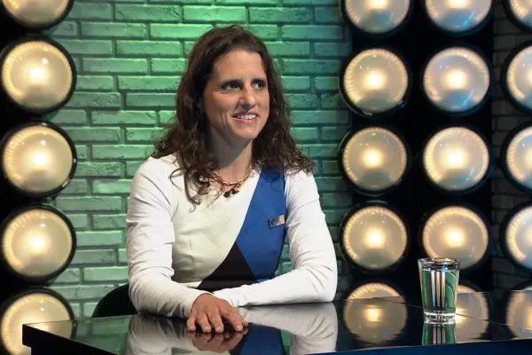 Krasznói Anna a Pesti TV stúdiójában, a műsor asztalánál